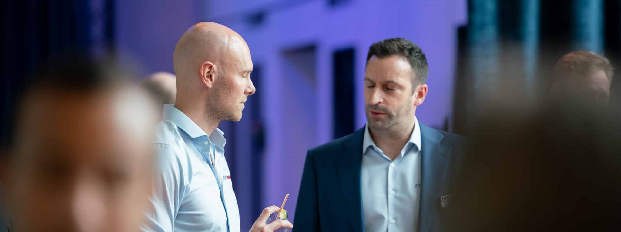 Two robojob colleagues having a chat