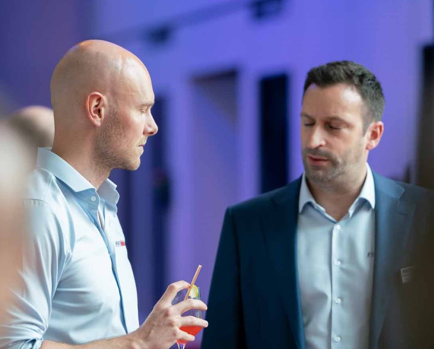 Two robojob colleagues having a chat