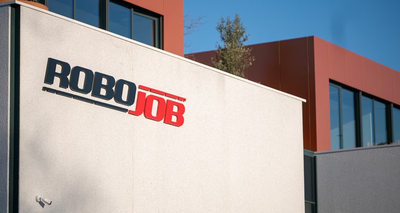 robojob_headquarters_with_the_big_logo_on_t.max-800x600